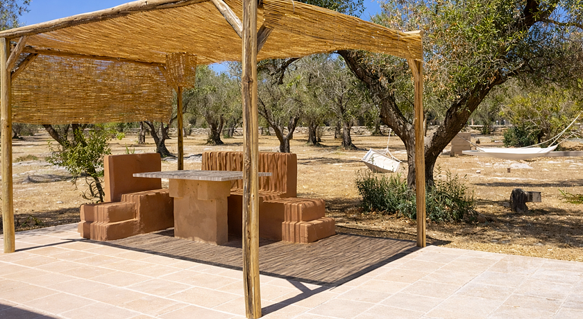 Luminoso Trullo salentino in uliveto