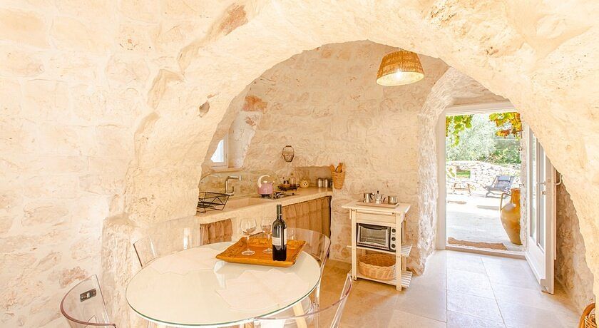 Trullo della Quercia. Cucina all'aperto, vicino le spiagge.