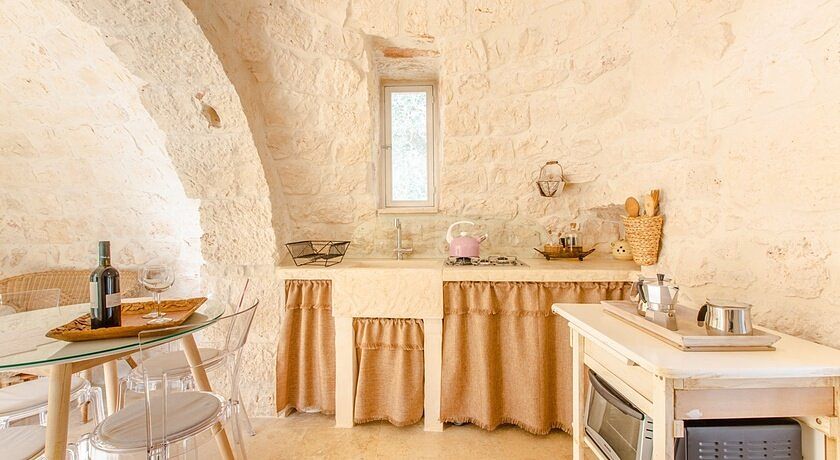 Trullo della Quercia. Cucina all'aperto, vicino le spiagge.