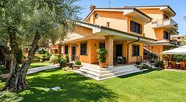 Aurelia Garden Gold B&B