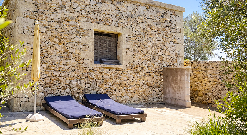 Luminoso Trullo salentino in uliveto
