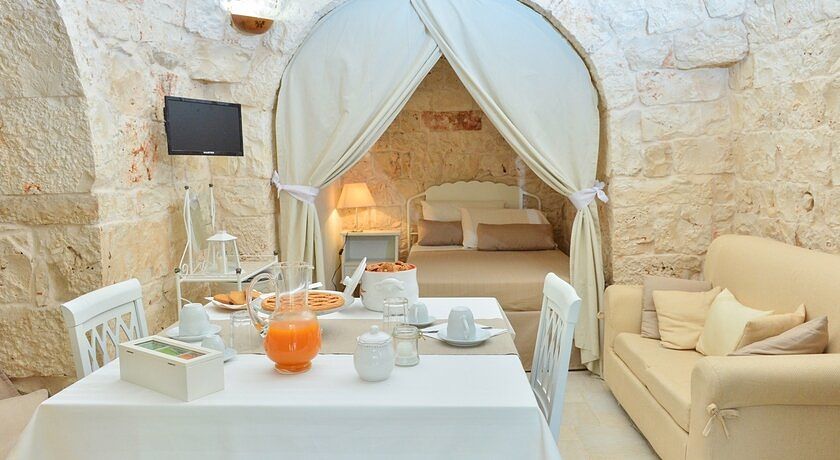 Trullo Ginestre. Giardino recintato. Animali ammessi. Ostuni a 10 km.