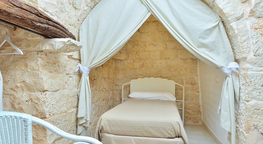 Trullo Ginestre. Giardino recintato. Animali ammessi. Ostuni a 10 km.