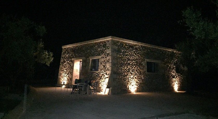 Luminoso Trullo salentino in uliveto