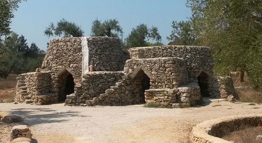 Luminoso Trullo salentino in uliveto