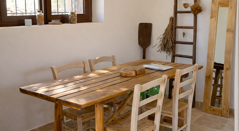 Luminoso Trullo salentino in uliveto