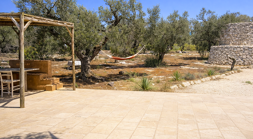 Luminoso Trullo salentino in uliveto
