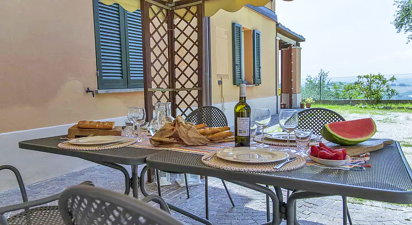 VILLA FIORE nel Borgo Pesarese Novilara a 3km dalla spiaggia