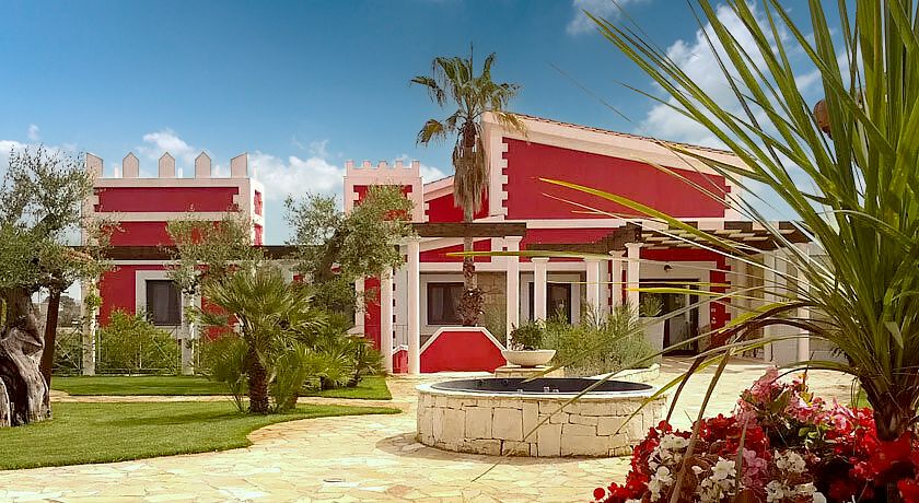 LA MAISON ROUGE RESORT